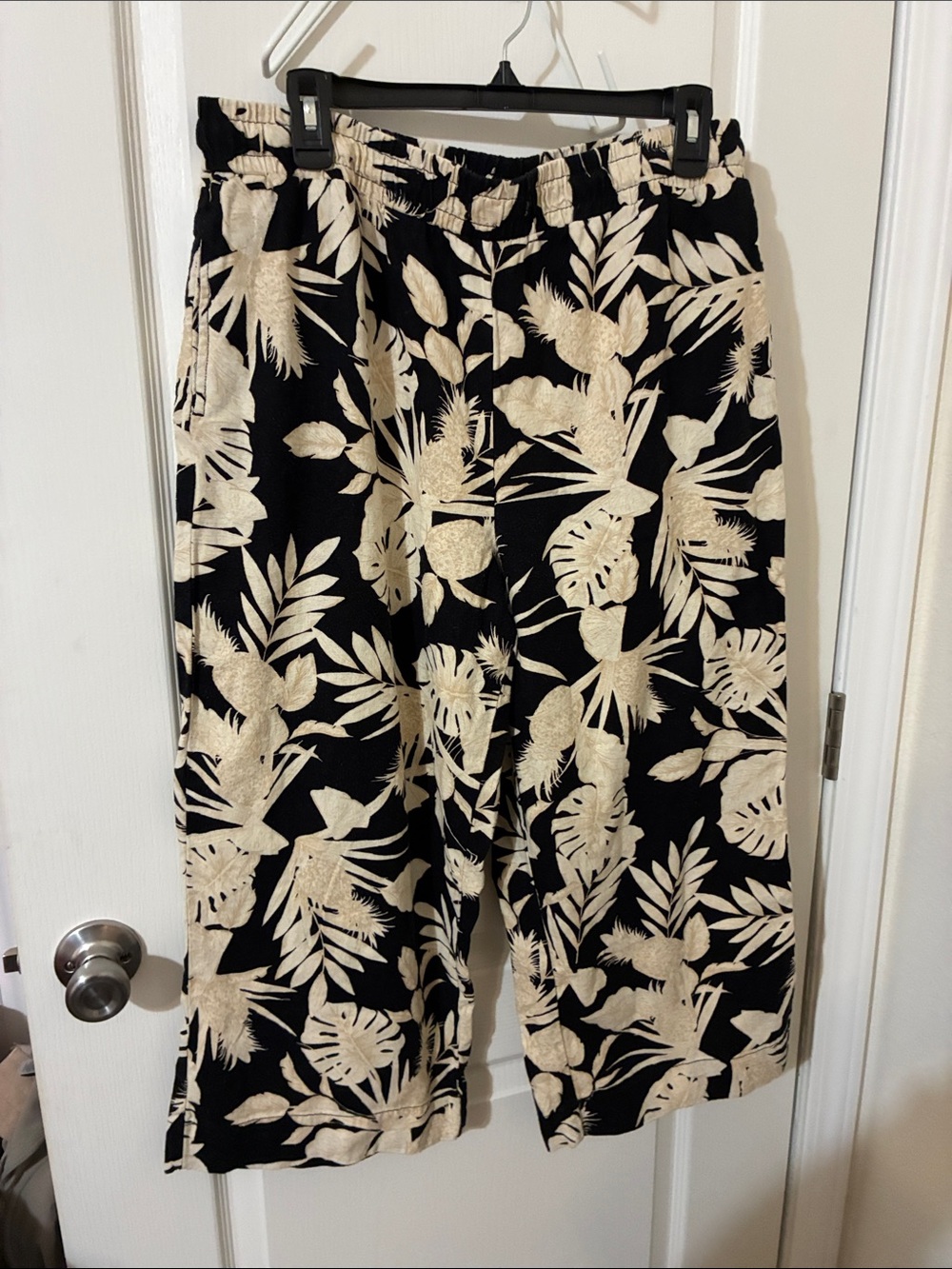 Wide-Leg Tropical Print Pants in Black & Cream